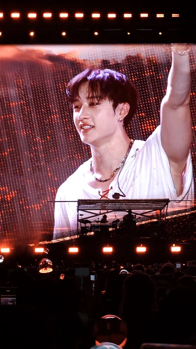 OlyaSl97's tweet photo. How can the person be sooo fine

#SKZinBKK #dominATE_BANGKOK 
#StrayKids #스트레이키즈 #방찬 #Bangchan https://t.co/ikX0IHGK8v