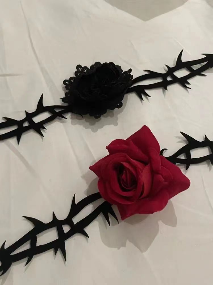 rogatuck's tweet photo. 好惊艳！环绕颈间的荆刺玫瑰🌹 https://t.co/tDZCwJx4sd