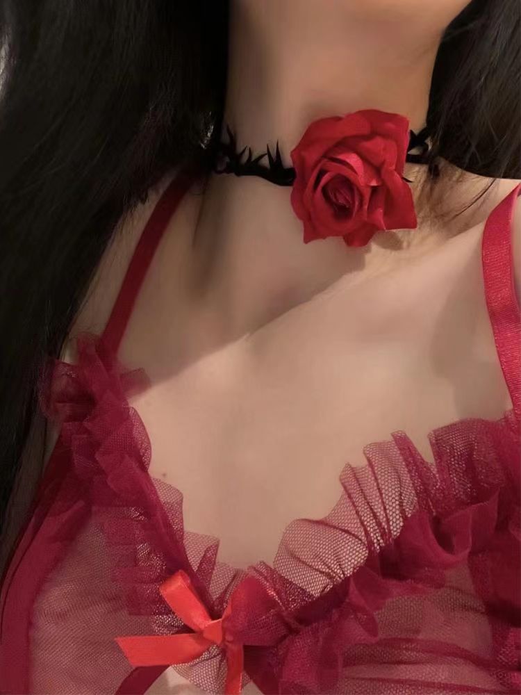 rogatuck's tweet photo. 好惊艳！环绕颈间的荆刺玫瑰🌹 https://t.co/tDZCwJx4sd