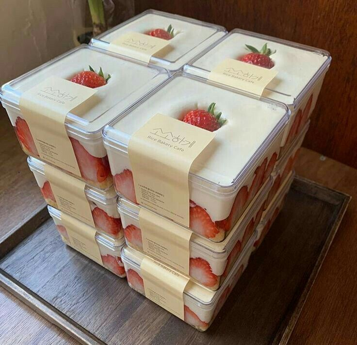 daily_dolce's tweet photo. Mini strawberry cakes https://t.co/ugroBlSgMA