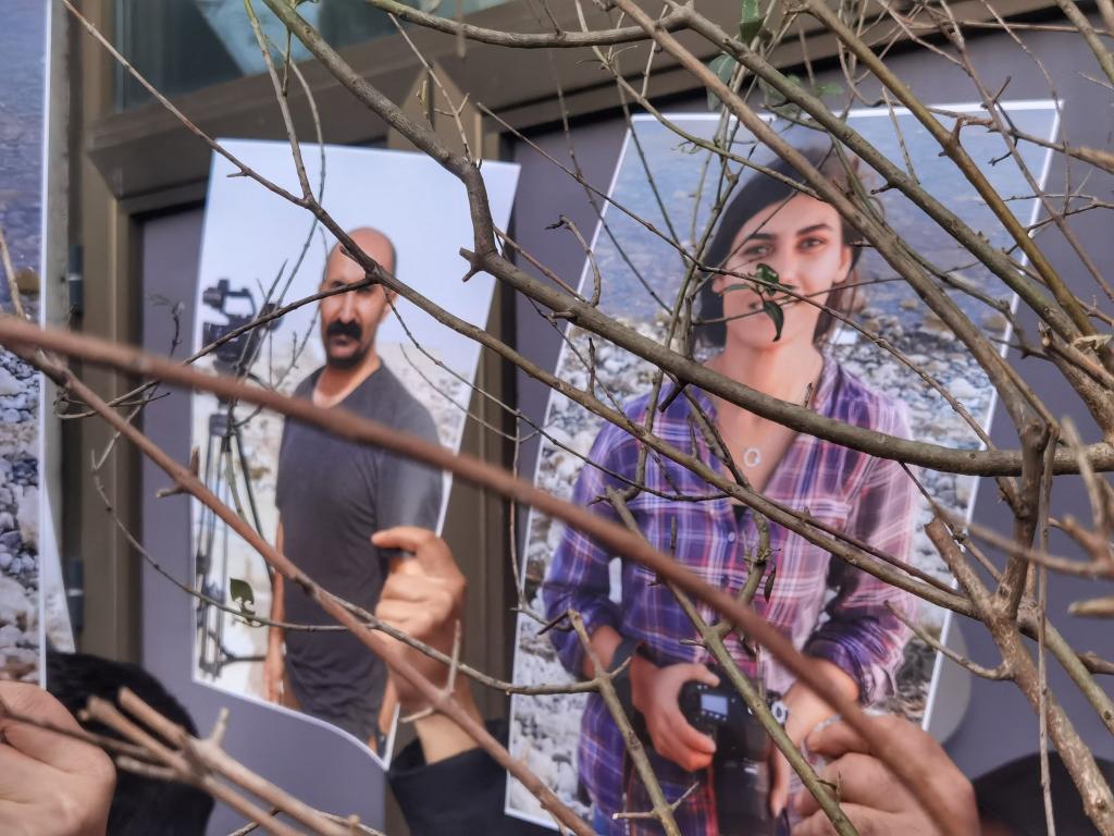 KeremSchamberg's tweet image. Sieben(!) Journalist:innen wurden heute in İstanbul in dauerhafte Untersuchungshaft genommen, weil sie auf einer Kundgebung gestern die Bilder ihrer von einer türkischen Drohne ermordeten Kolleg:innen Nazım Daştan und Cîhan Bilgin gezeigt haben. Der Vorwurf ist: Terrorpropaganda.