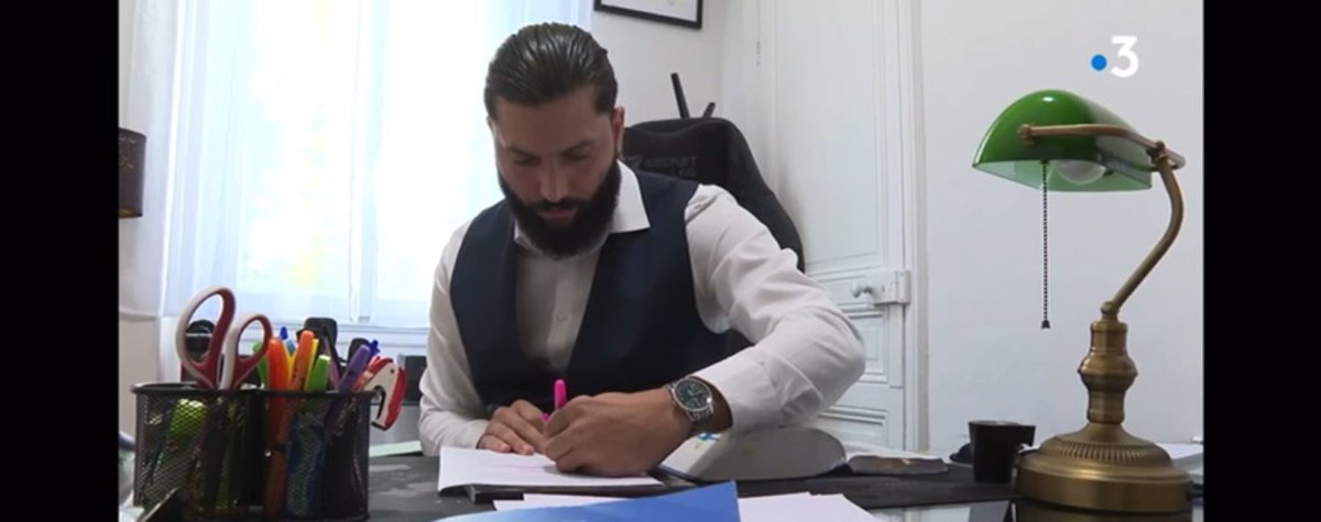 KadaSadouni's tweet photo. Quelques éléments Pour clarifier la situation par rapports aux commentaires ; 

Je suis fier d’être arabe,

Je suis fier d’être avocat,

On ne porte pas de robe dans un commissariat ou une gendarmerie, 

J’avais bien évidemment décliné mon identité à mon arrivée à la gendarmerie (carte professionnelle remise),

J’étais vêtu d’un bas de costume et d’une chemise avec ma mallette, 

Les gendarmes m’ayant pris pour un gardé à vue n’étaient pas présents lors de ma présentation initiale, 

Un gendarme m’a indiqué qu’il « connaissait les gens comme moi » que « nous étions en FRANCE ICI »et que « je n’étais pas chez moi » dans ce pays, que le fait de porter une « chemise » et d’être « avocat » ne changeait rien. 

C’est à ce moment là, après avoir été enfermé, humilié, intimidé par au moins 6 gendarmes que je réplique en disant « vous n’êtes qu’un ILLETTRÉ qui ne connaît même pas la loi de son pays, que j’étais citoyen français ET fier d’être arabe et que je ne devais en aucun cas en tant qu’avocat en exercice subir ses opinions politiques et idéologiques » 

Voici « l’outrage à personne dépositaires de l’autorité publique »

Vous apprécierez….

Voici la définition du CNRTL d’illettré qui à mon sens défini parfaitement ce gendarme manquant de culture littéraire.  

Ps : les racistes ; on peut être avocat et arabe 🫡
