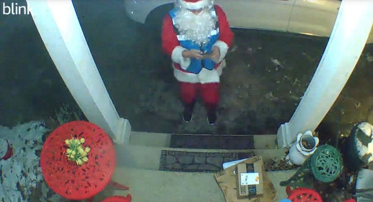 Eric_Schuller's tweet photo. #Santa now works for @amazon here is the proof... https://t.co/K9aWR6beIq