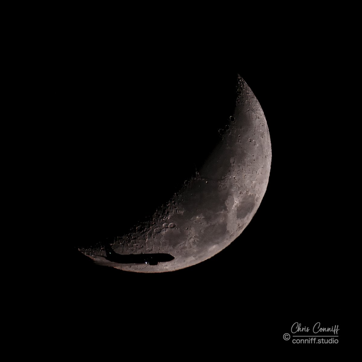 CLTAirport's tweet photo. Fly me to the moon,
Let me play among the stars.
✨✈️
📸 IG: c_conniff https://t.co/nnmUqqnLri