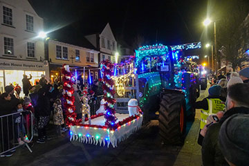 Yesterday, we proudly sponsored the #FarmersChristmasLightsTour, bringing festive cheer to Baldock, Letchworth &amp; Hitchin while raising funds for <a href="/GHHospice/">Garden House Hospice Care 💙</a>. 🌟
We also planted 150 trees to offset the event’s carbon footprint. 🌿💚 #Sustainability #PRWithPurpose