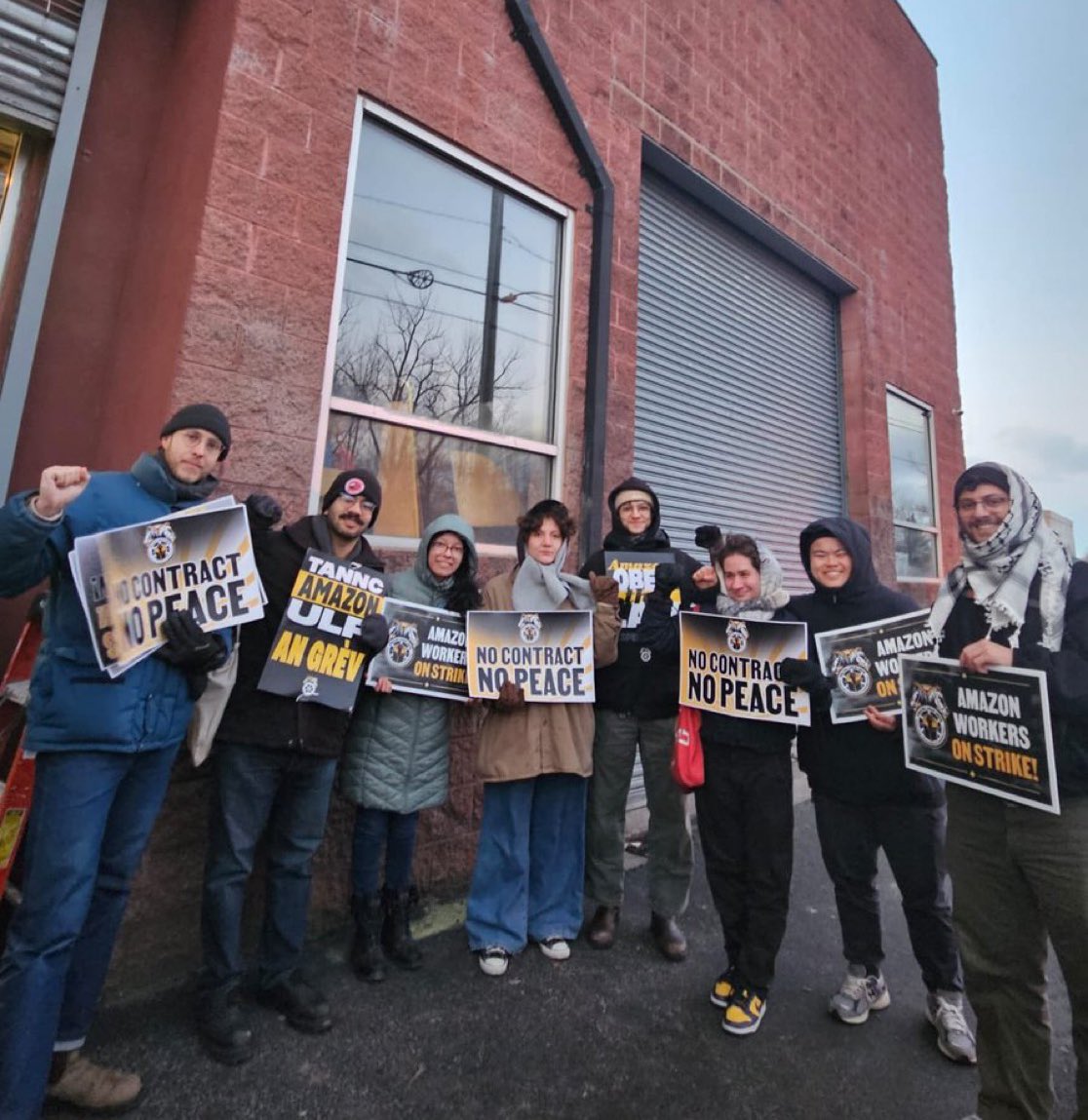 breadrosesDSA's tweet photo. Two historic strikes against multibillion-dollar corporations?

Doesn’t matter how cold it is, you know where to find us ✌️🪧 https://t.co/tEULatDUjY