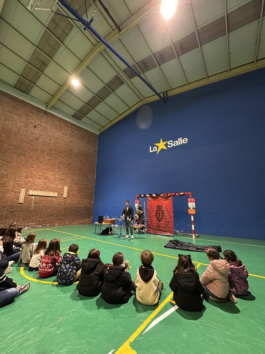 carolinadbp's tweet photo. A falta de tan solo una semana para la ‘Recepción del Cartero Real’ de la @PreciosaSangrev (@JuvenilSangreVa), los más jóvenes y pequeños han protagonizado una vez más el Festival de Navidad solidario de la cofradía. 🎉
Un placer acompañaros. https://t.co/vgYeWdeIDs