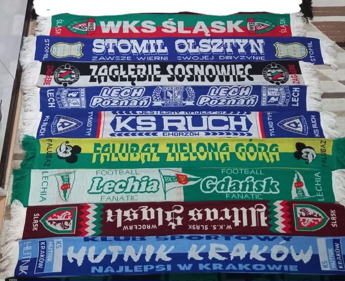 StefanPedersen3's tweet photo. Jeg samler fodboldhalstørklæder og sad lige og scrollede på en salgsside, da jeg ramte dette billede:
Den i midten giver mig stadig større traumer end Paul Conway, Jonas Kamper og Karsten Johansen tilsammen!
#eldk #efb #mareridt https://t.co/LZ2ul4Zy99