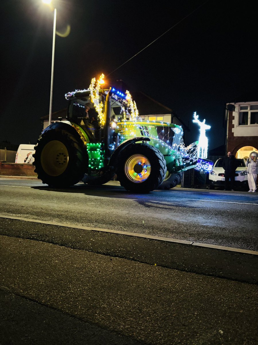 ATCLeicester's tweet photo. 🎅🏼 Christmas Congestion

📌 #Blaby #Lutterworth #GlenParva #Countesthorpe #DuntonBassett #BroughtonAstley 

ℹ️ Major Traffic delays caused by… Santas Tractor Brigade! 🚜 🚜 🚜 💫 
#ChristmasAlert https://t.co/dGBUfbPUJW