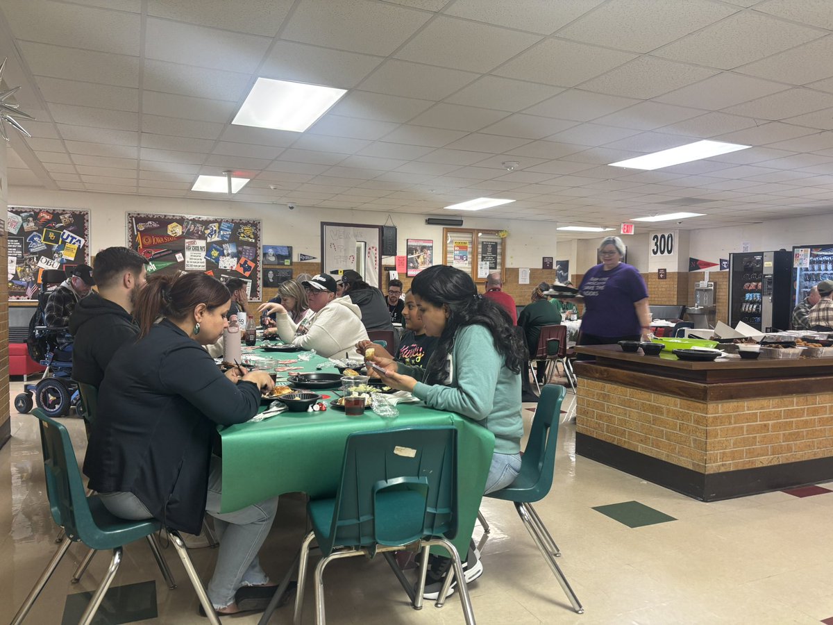 GriggsHigh's tweet photo. Griggs High School hosted a Babe’s Chicken holiday luncheon with all staff on Friday. We even had a surprise caroling visit from our friends at Hardeman Elementary!! It was a wonderful way to begin Christmas break! 

We wish all of you a very happy holiday season! https://t.co/FH8D4GJJ1H