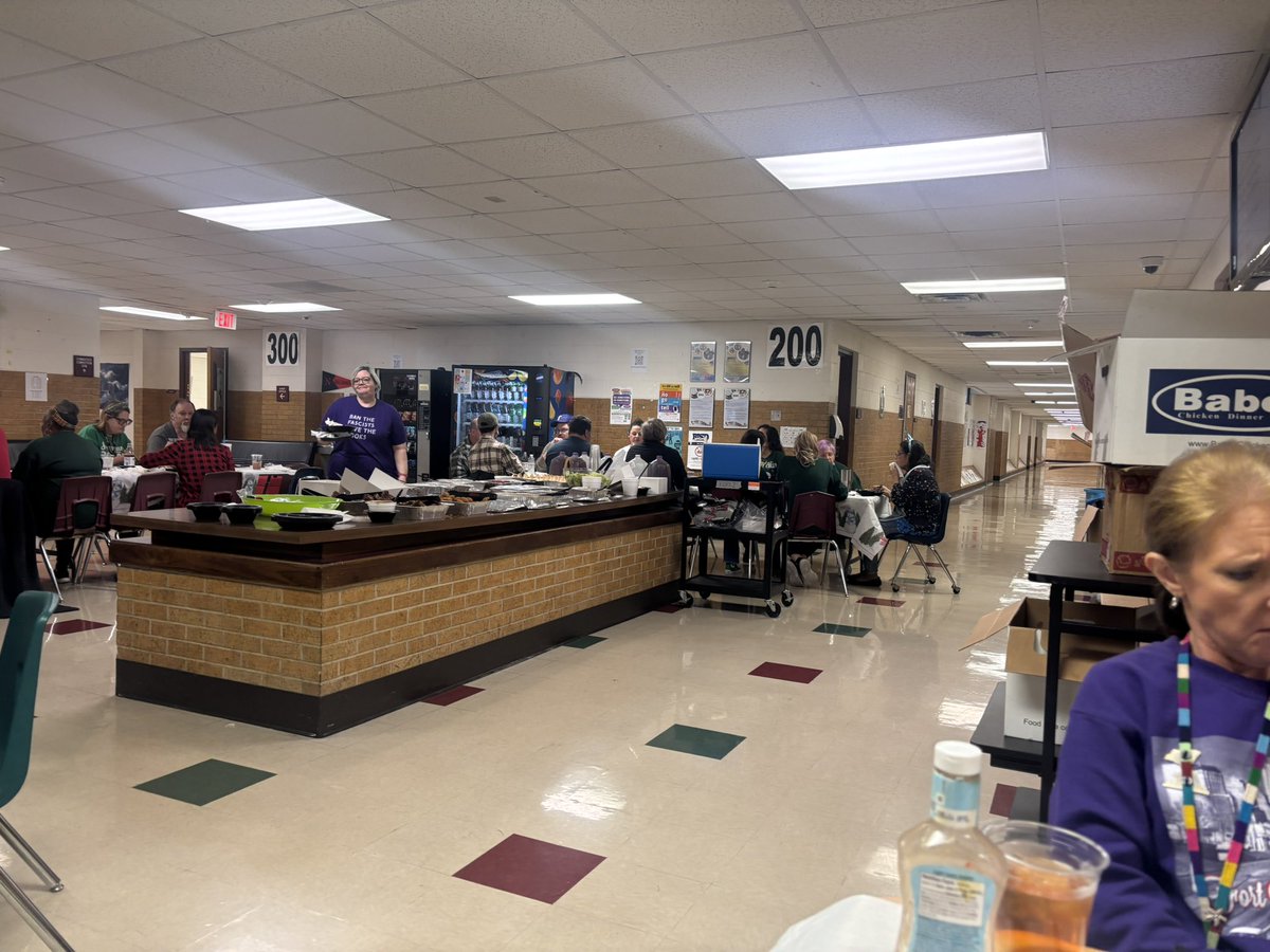 GriggsHigh's tweet photo. Griggs High School hosted a Babe’s Chicken holiday luncheon with all staff on Friday. We even had a surprise caroling visit from our friends at Hardeman Elementary!! It was a wonderful way to begin Christmas break! 

We wish all of you a very happy holiday season! https://t.co/FH8D4GJJ1H