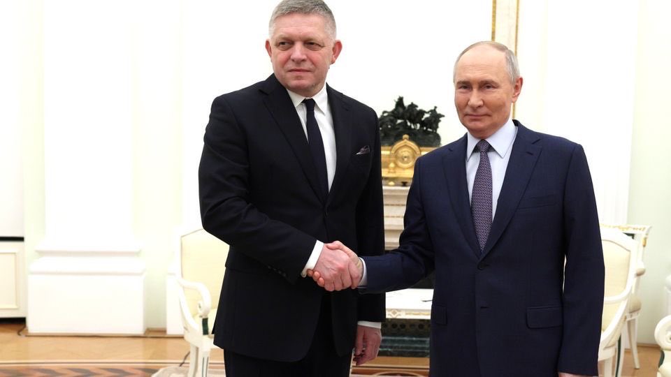 LubicaKarvasova's tweet photo. Tell me who your friends are and I will tell you who you are. #Slovak PM Fico shaking hand with #Russian dictator Putin in Moscow. The moment when you see history repeating itself.
#collaborants
Photo: TASS https://t.co/olv15GawBX