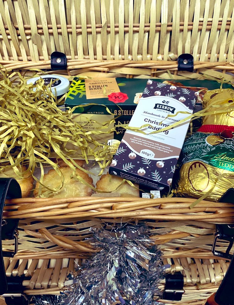 Three special Christmas hampers delivered to three officers in Cornwall who are seriously injured or seriously ill

💙