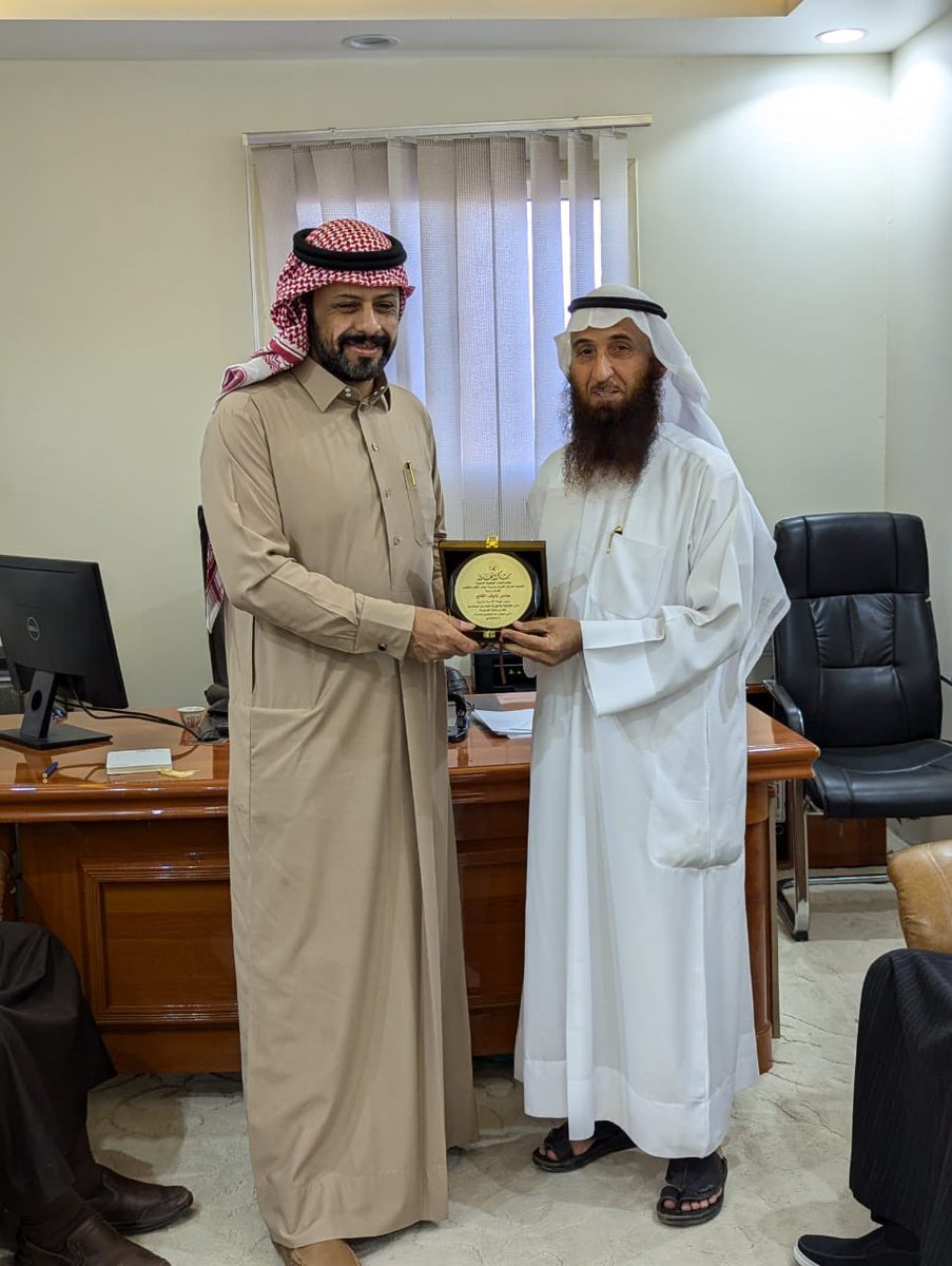 qurandhariyah's tweet photo. وفي نهاية الاجتماع كرم اعضاء الجمعية العمومية أعضاء اللجنة الانتخابيه https://t.co/pzir9BA4ZN
