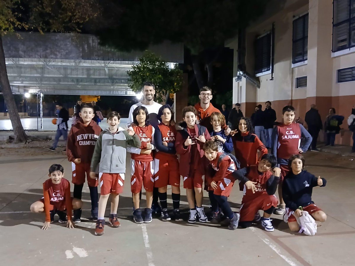 Partido muy igualado y competido es que vivimos durante el fin de semana para despedir el año. Dar la enhorabuena al Isbilya b por el gran partido y por lo bien que lo pasamos tanto en la pista como en las gradas.
Tribu Sajuma. Corazón Sajuma