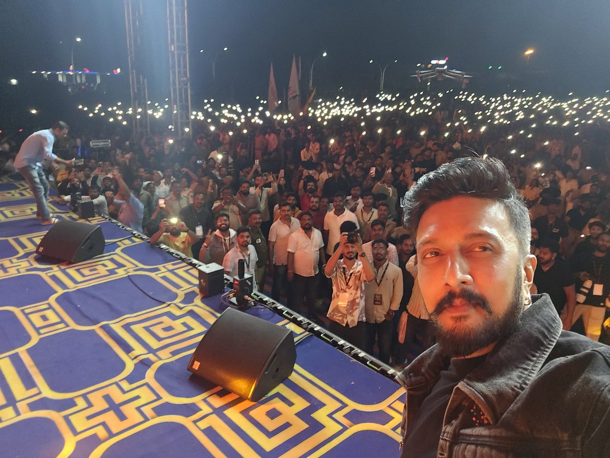 TeamKiccha's tweet photo. Usually Fans Take Selfies With Their Favorite Hero. But Here, The Hero Takes A Selfie With Fans. Abhinaya Chakravarthy Baadshah @KicchaSudeep Anna Continues To Amaze Us! Unbelievable Aura,Matchless Love For Fans! He's An Example Of How Heroes Should Treat Their Fans.❤️

#KicchaSudeep #MaxTheMovie #MaxPreReleaseEvent