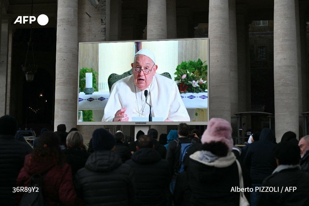 afpfr's tweet photo. 🇵🇸 Le pape François persiste et signe, condamnant de nouveau "la cruauté" des frappes israéliennes contre Gaza, en dépit des protestations de la diplomatie israélienne qui l'a accusé d'avoir "deux poids, deux mesures" #AFP

➡️ https://t.co/vePbpcOhBx https://t.co/RP15gxlwRX