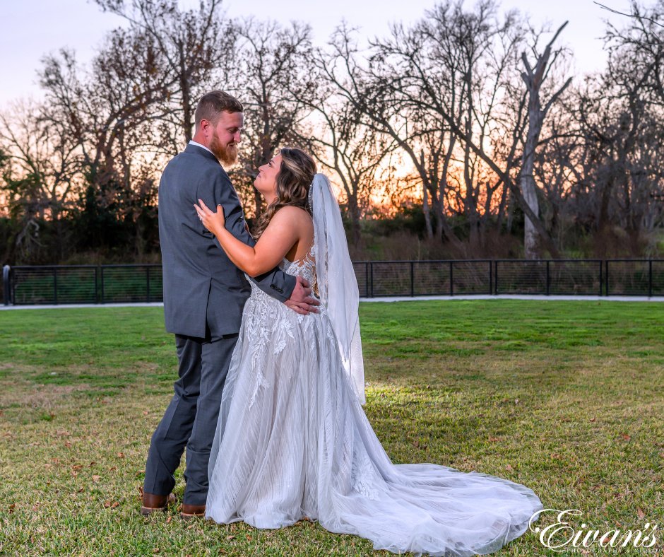 Eivans's tweet photo. Your wedding day is one you’ll never forget. Let us help you remember every moment. 💍💖 Book today and enjoy a coupon on your package—link in bio!
.
.
.
#wedding #bride #weddingphotography #couple 
#Love #JustMarried #newlyweds #weddingideas #eivansphotography https://t.co/s6bo9hDLPJ