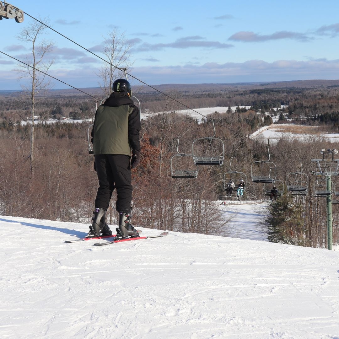 Sunday funday on the hill! ⛷️🏂 #treetopsresort #gaylordmi #sunday #ski #snowboard #winter