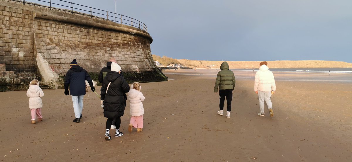 OfficialFiley's tweet photo. It was lovely Sunshine here today #filey #Yorkshire #fileyBay #northyorkshire #northsea #photooftheday #lovewhereilive #sunny #sunshine #December #beachlife #fishingtown https://t.co/vGJ03kAXpO
