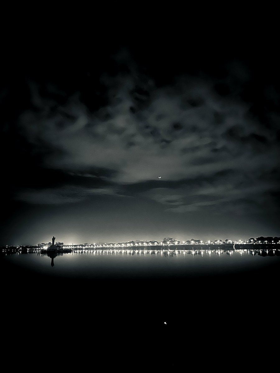 vinay_janson's tweet photo. Twinkling lights at the Necklace Road, Hyderabad. https://t.co/bXMwBjZtRC