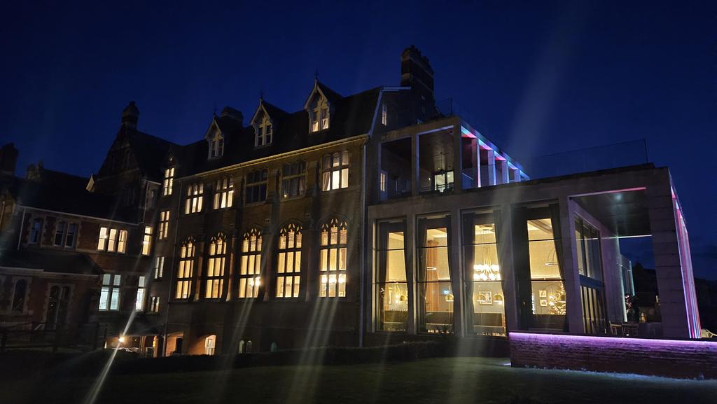 Jendeavour's tweet image. IT&apos;S TIME ❤️
#MuppetsChristmasCarol
#Tinyjoys
#StanbrookAbbey
#TheLoveWeFound