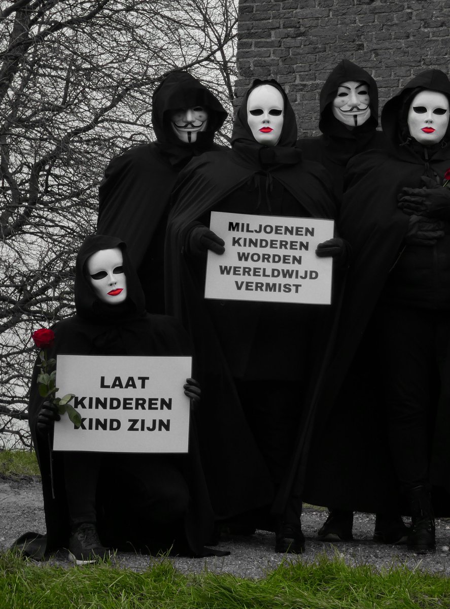 Daveys_Place's tweet photo. Nederland
Het land van kaas,
Het land van tulpen,
Het land van klompen.

Nederland
Het land van leugens,
Het land van schandalen,
Het land van corrupte ambtenaren.

Nederland
Het land van vermiste kinderen,
Het land van staatsontvoeringen,
Het land van gedoogde kinderporno. https://t.co/j6DAiNLsYI