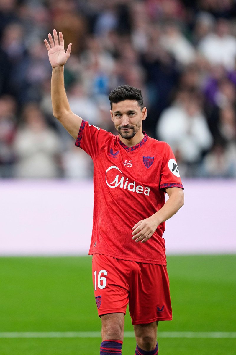 A la trayectoria inigualable de <a href="/JNavas/">Jesús Navas</a> no solo le avalan sus registros y el historial de títulos, también el cariño y el respeto cosechado en los campos europeos, con <a href="/SevillaFC/">Sevilla Fútbol Club</a> y <a href="/ManCity/">Manchester City</a>, y más allá, con la <a href="/SEFutbol/">Selección Española Masculina de Fútbol</a>. Su leyenda como futbolista la agranda aún más su persona.