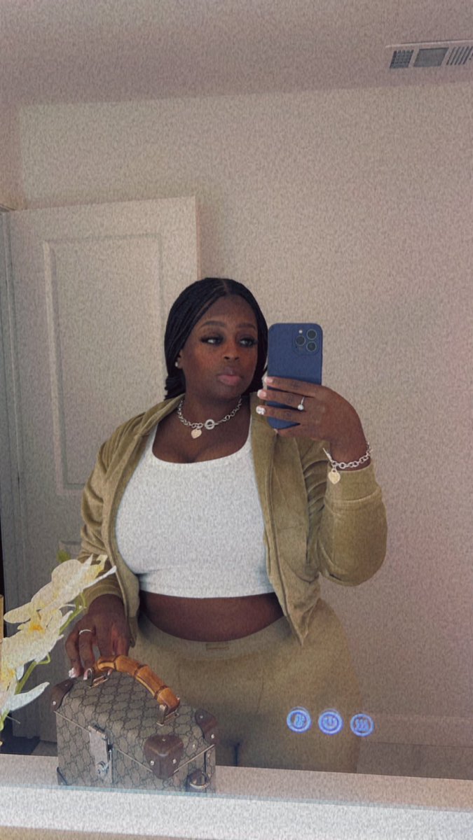 Onlyoneteeeee's tweet photo. Laid back and put together a million $ plan. Now I’m waiting to reap what I sowed 🤑 https://t.co/6272lkAt3g