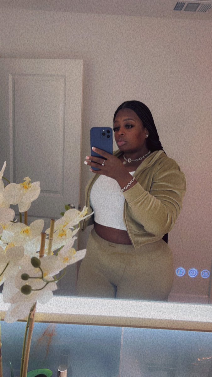 Onlyoneteeeee's tweet photo. Laid back and put together a million $ plan. Now I’m waiting to reap what I sowed 🤑 https://t.co/6272lkAt3g