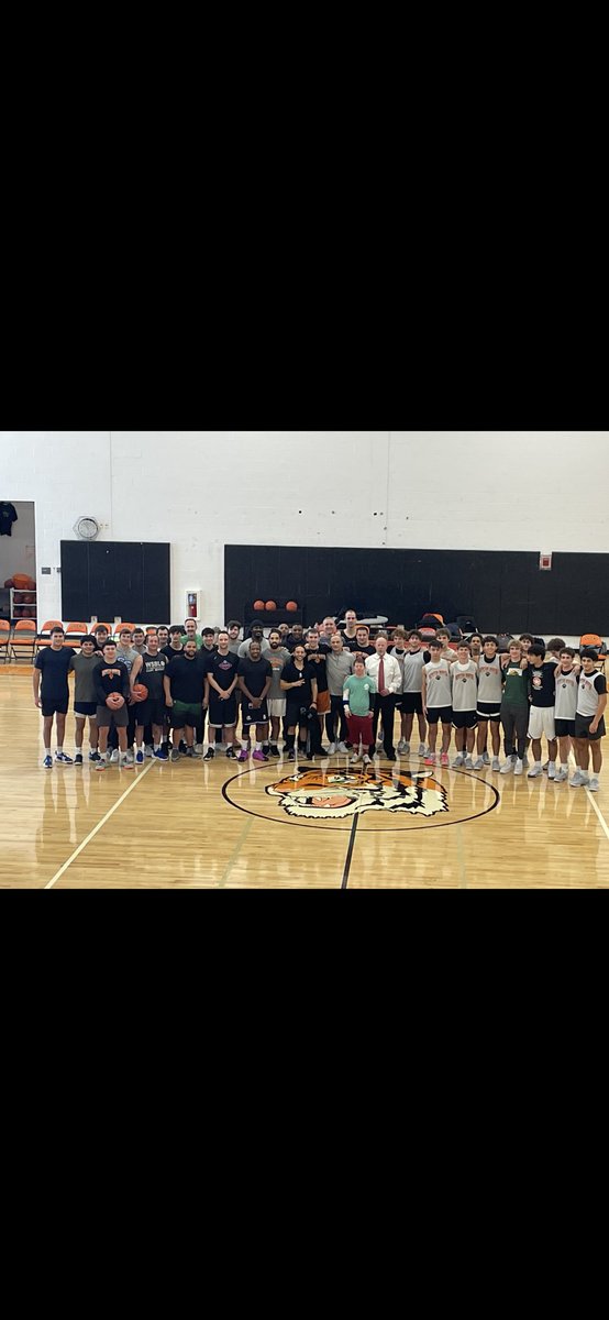 paulconnolly43s's tweet photo. Early Christmas gift with our ⁦@NNHSTigers⁩ 🏀 Alumni game. Coach Donnellan and I are blessed to coach so many great young men. Happy Christmas to all! #nollaigshona #bonatale #feliznavidad #iknowhim https://t.co/r2urn6DVMU
