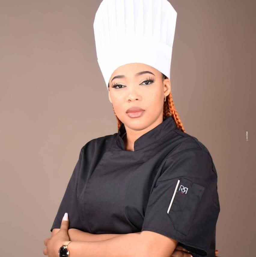 Relais_Magazine's tweet photo. 🚨 RECORD BATTU | ZEINAB L'A FAIT !
120 heures de cuisine non stop, c'est le record que vient de battre Zeinab BANCE Guinness Record
L'ivoirienne vient de réaliser une performance historique qui entrera dans le Guinness World Book des records.
#GoCheffeZeinab
#RelaisMagazine https://t.co/ENWC3npsT6