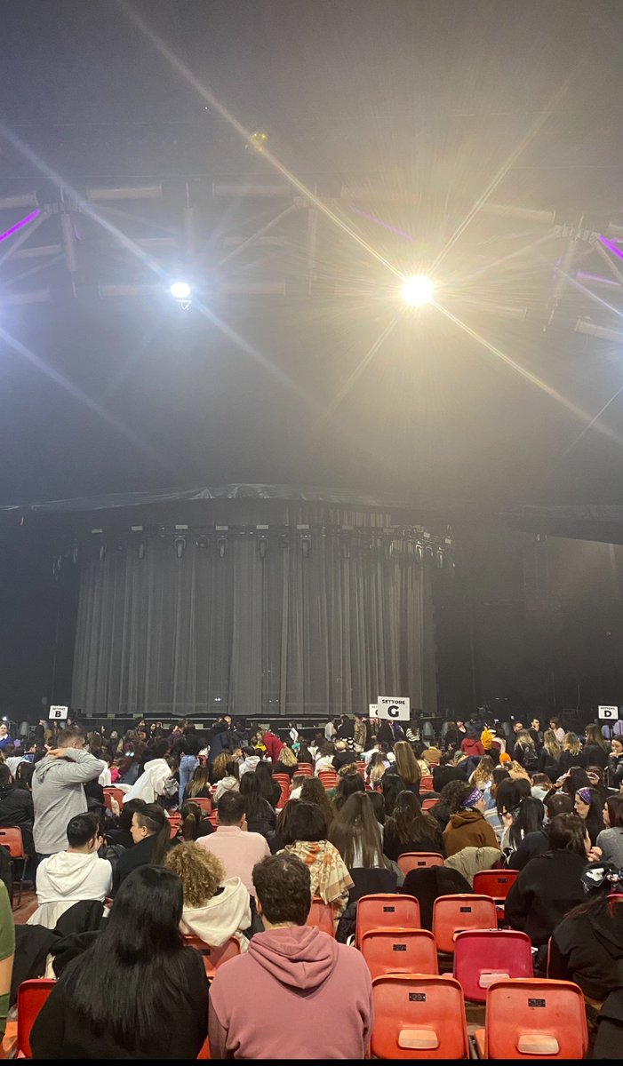 VincyVita's tweet photo. Quasi pronti.
Si riempie sempre di più.

13/13
#finoaquiintour 
#finoaquitour 
@AmorosoOF https://t.co/whUMWjVLgd