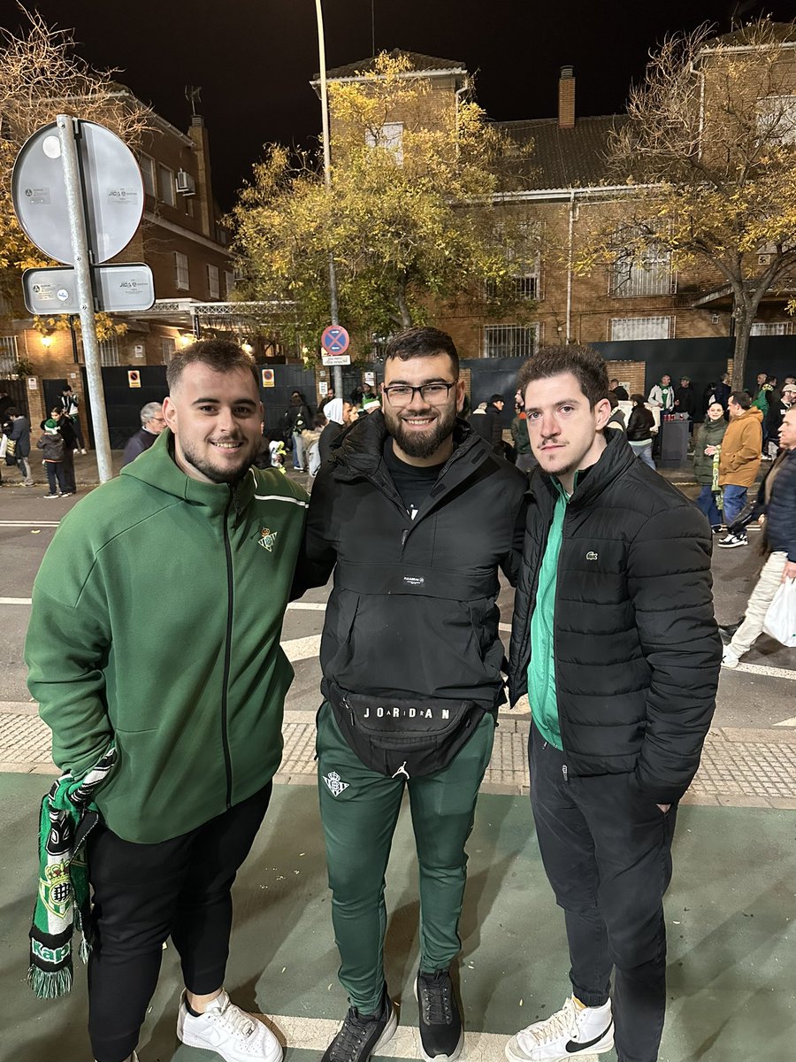 Los nenes viendo al glorioso <a href="/Daniinz26/">Dani</a> <a href="/josewa99/">JJRomero99_</a>