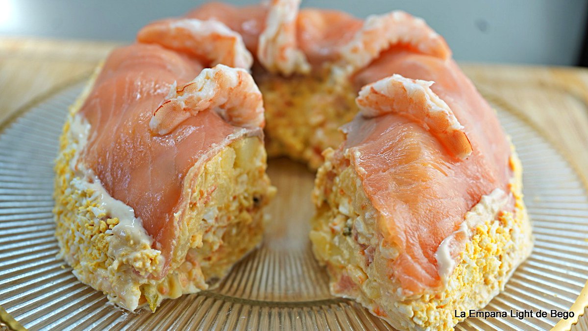 Ensaladilla de Marisco y Salmón con forma de Pastel, con Salsa Rosa Exprés. Puedes ver la vídeo receta en nuestro Canal de YouTube 👉youtu.be/0eC-yu1GVWM