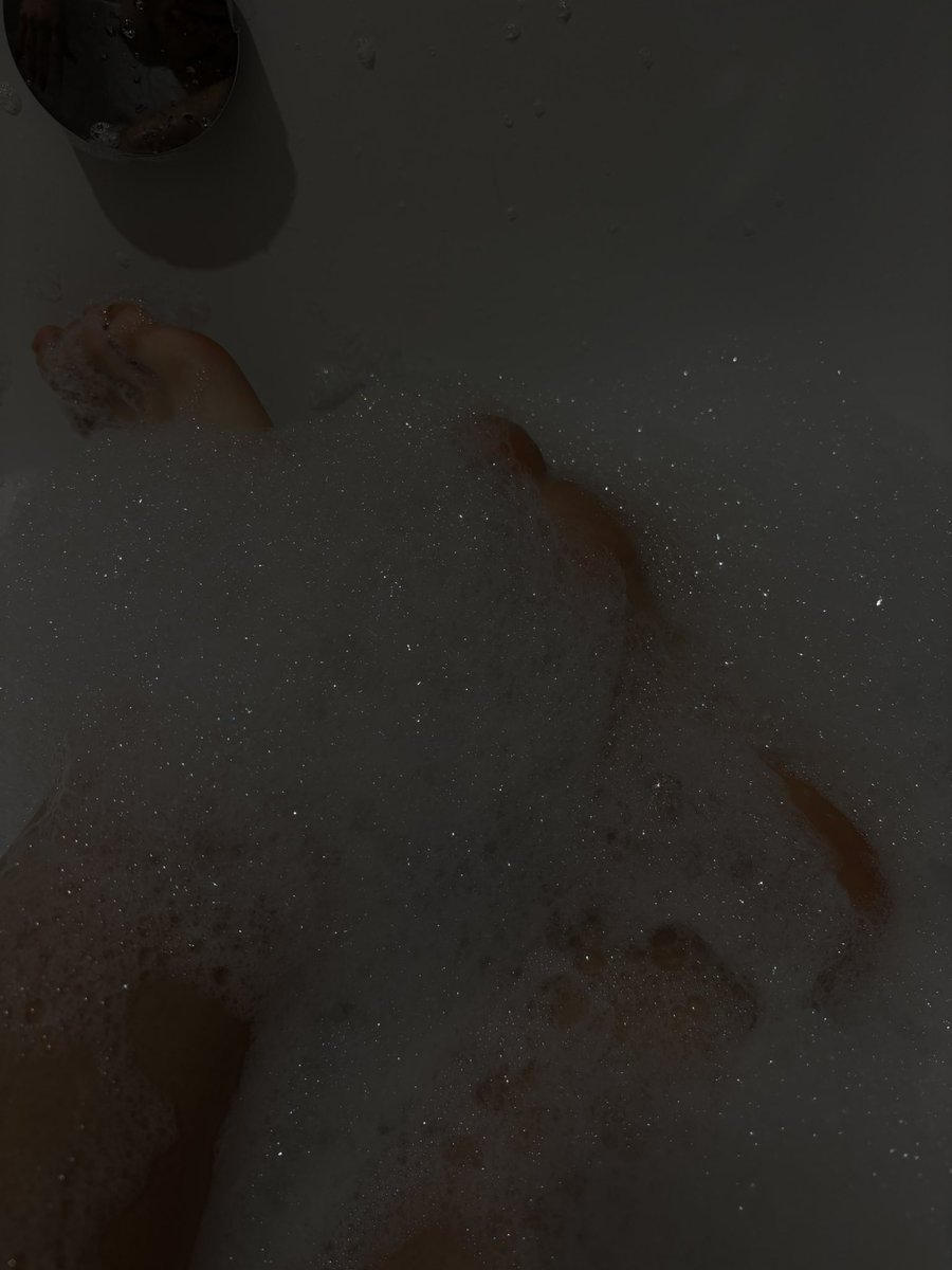 celiaqueenx's tweet photo. Królowa czeka na swój prezent na święta. Jesteście tylko robalami po których trzeba deptać. Nadajecie się tylko na wydawanie kasy na taką Boginię jak ja. No już, kundlu, szykuj portfel. 
Hau, hau. Szczekaj i na kolana.🦮💵 https://t.co/2qQwbhfVHc