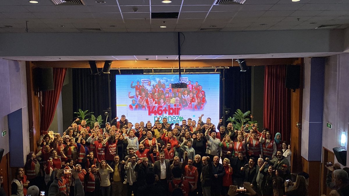 Ebrupcelik's tweet photo. Dayanışma TV'nin hazırladığı 146+1 Polonez belgeseli işçilerle buluştu. Geride bıraktıkları 5 aylık direniş sürecini izlemek bir yanda hüzün diğer yandan gurur hissettirdi. Emeği geçen Dayanışma TV ve UİD-DER emekçilerini tebrik ediyorum. Davetleri için de teşekkür ediyorum🙏 https://t.co/bnf64tzj7e