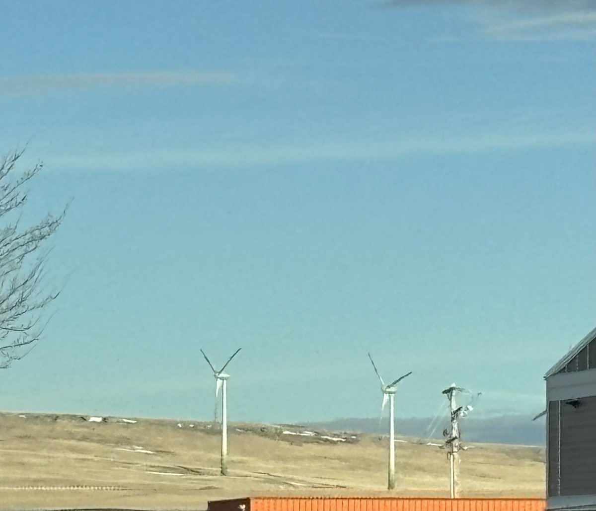 LorneHarrison's tweet photo. I don’t know how I lived here for 18 years, wind drives me crazy now and it sure is blowing today. I completely understand why all doors are protected from the west!! 😂 The view is pretty nice though I will give it that at least! https://t.co/vGEw1fLXiD