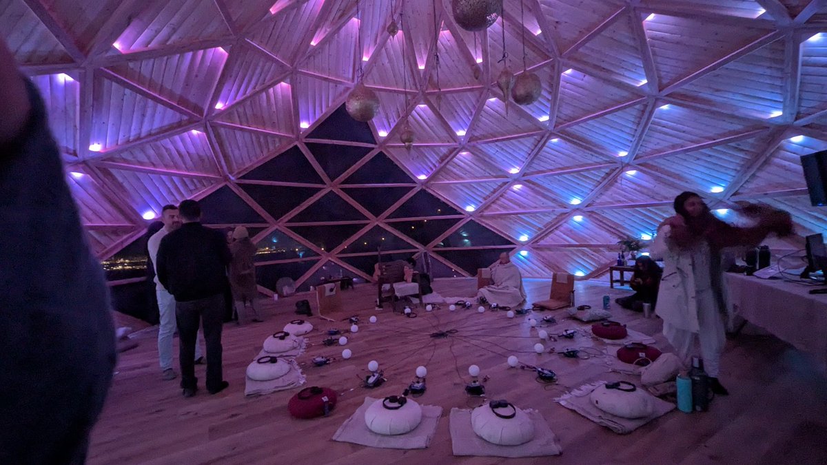 mobiuscydonia's tweet image. experienced a special kind of self transcendence last night. by outwardly projecting the lowest common denominator of our humanity (our heartbeat), our group could feel each other with the depth we deserve.

deep gratitude to 
@mikeysiegel for laboring to create this #groupflow