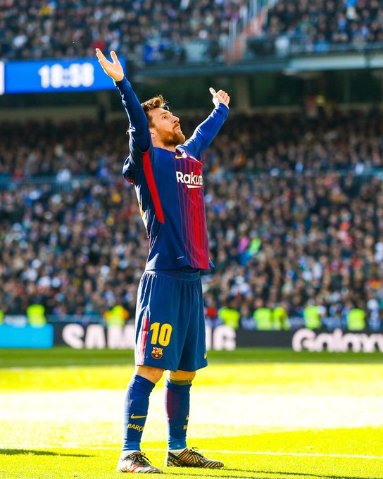 Messi 🇦🇷 ante el Bernabéu. El Bernabéu ante Messi. Hoy se cumplen 7 años de esta imagen. Un instante eterno. El fútbol en su máxima expresión. Fue en vísperas de Navidad. El crack de Miguel Simón lo definió como "Papá Lionel".