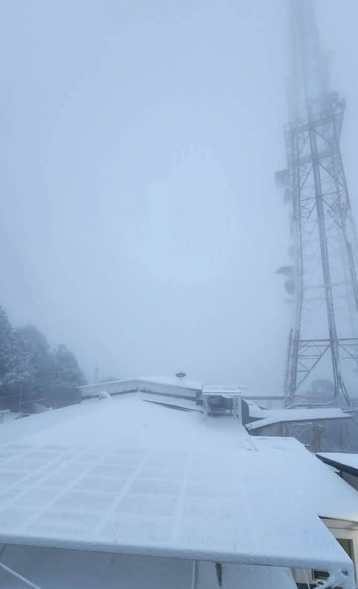PuntoMedioEdo's tweet photo. ❄🌨🌬 El invierno ya está en el Estado de México; así se vio desde Jocotitlán en el cerro de “Xocotepetl”. https://t.co/kEkaUBo3Q6