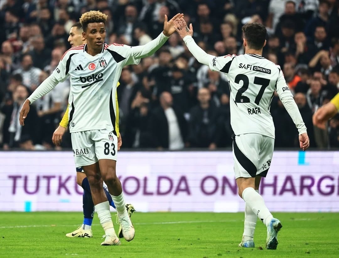Rafa Silva, bu sezon 2190 dk forma şansı bularak Beşiktaş'ın en fazla süre alan futbolcusu konumunda.

2⃣ Gedson Fernandes (2113 dk)
3⃣ Jonas Svensson (2028 dk)
4⃣ Mert Günok (1890 dk)
5⃣ Arthur Masuaku (1881 dk)