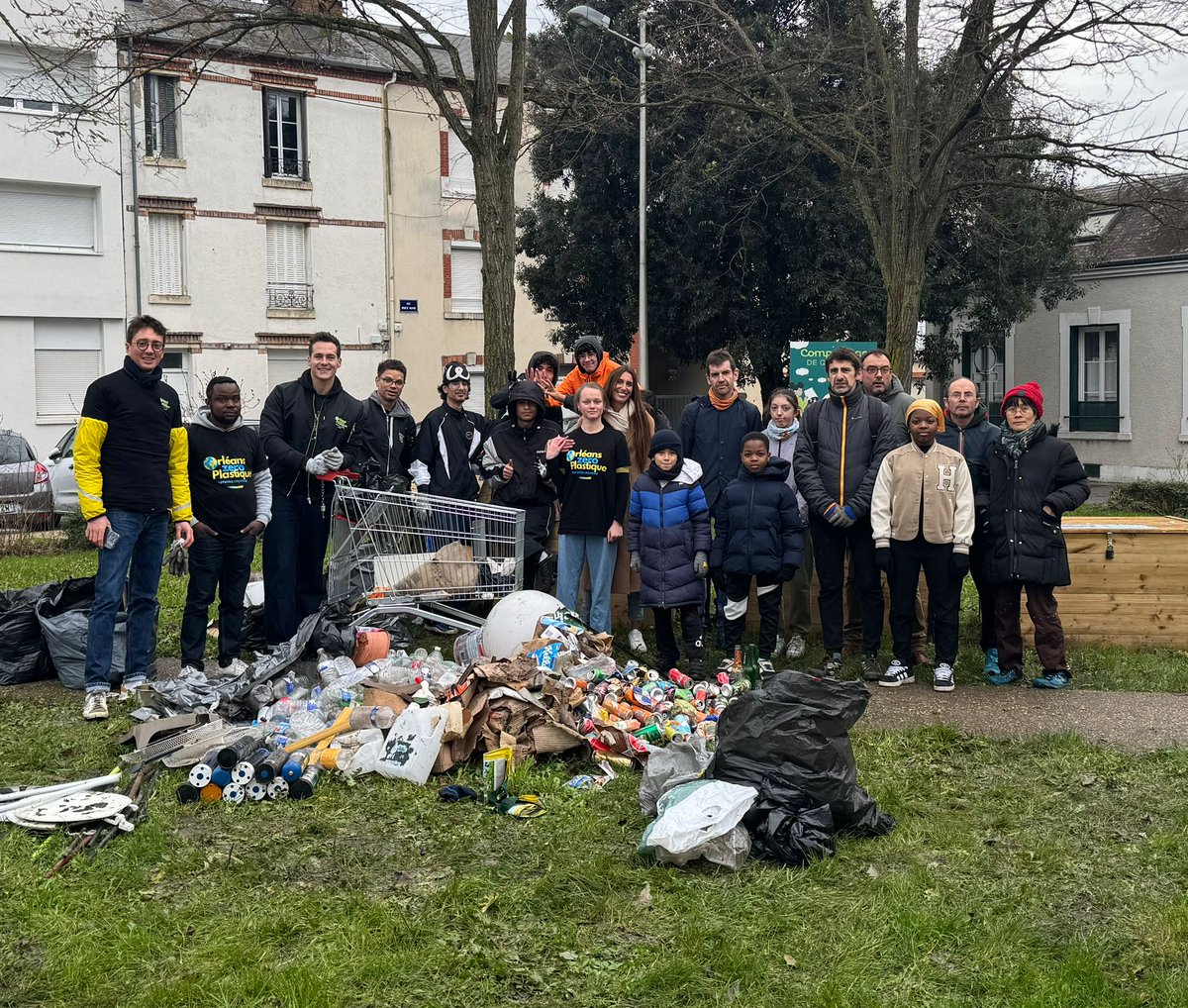 Amelia_KINANE's tweet photo. Ce dimanche matin, nous étions, avec l'association @OPlastique aux Acacias à Orléans pour la 7ème fois!
On a trouvé énormément de plastiques à usage unique dont presque tous pourraient simplement être interdits et remplacés par du réemploi et le retour de la consigne.
#cleanwalk https://t.co/FLZ7V6XC6S