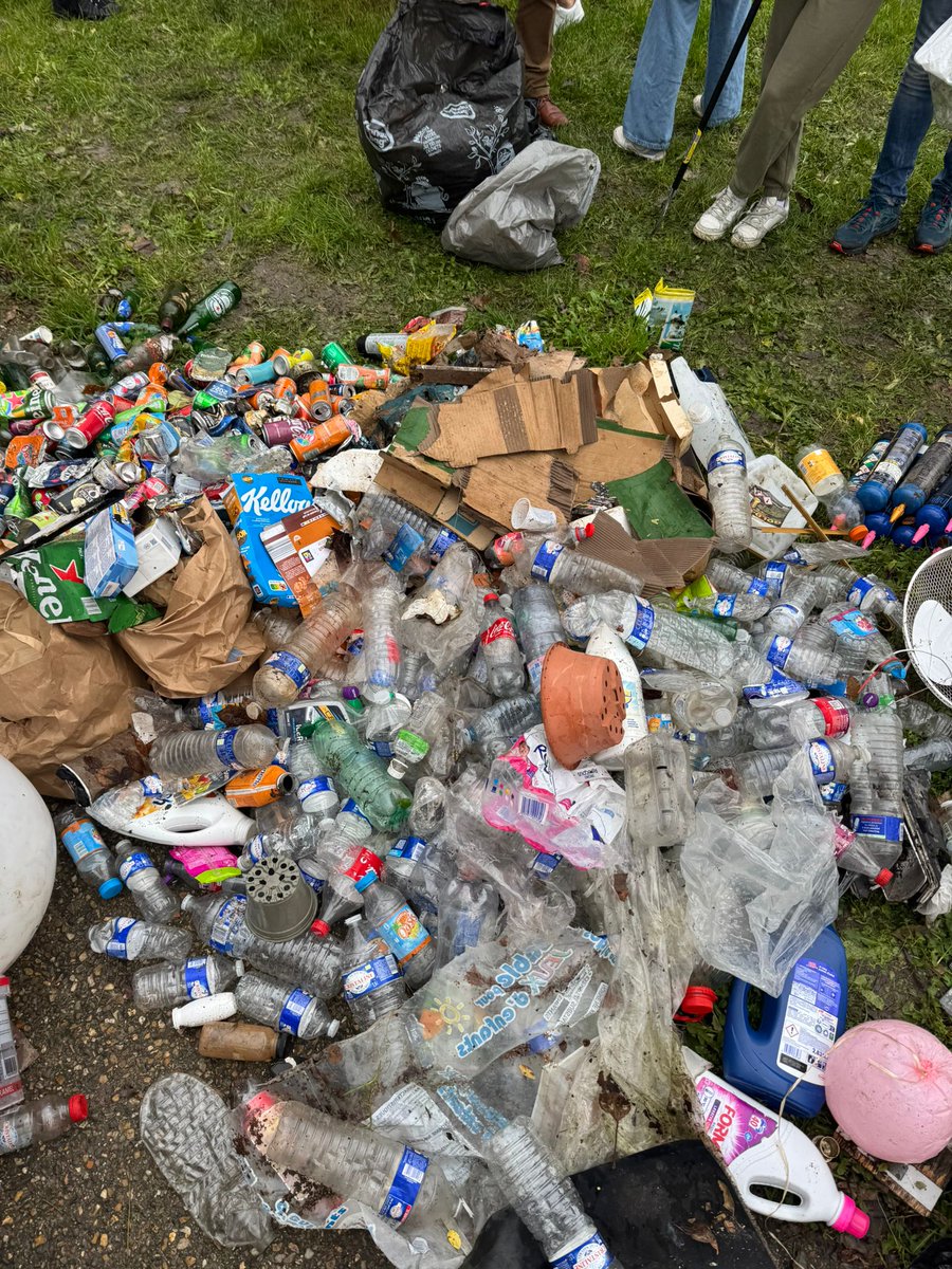 Amelia_KINANE's tweet photo. Ce dimanche matin, nous étions, avec l'association @OPlastique aux Acacias à Orléans pour la 7ème fois!
On a trouvé énormément de plastiques à usage unique dont presque tous pourraient simplement être interdits et remplacés par du réemploi et le retour de la consigne.
#cleanwalk https://t.co/FLZ7V6XC6S