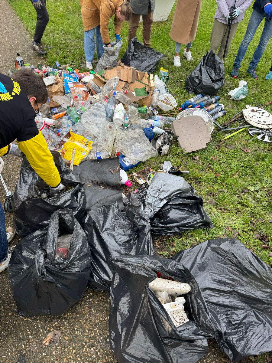 Amelia_KINANE's tweet photo. Ce dimanche matin, nous étions, avec l'association @OPlastique aux Acacias à Orléans pour la 7ème fois!
On a trouvé énormément de plastiques à usage unique dont presque tous pourraient simplement être interdits et remplacés par du réemploi et le retour de la consigne.
#cleanwalk https://t.co/FLZ7V6XC6S