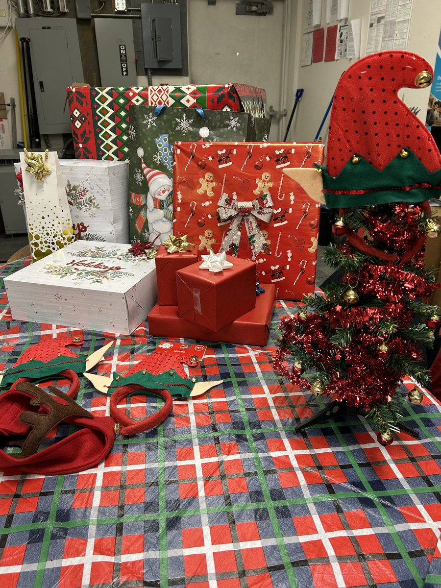 curleyycarloss's tweet photo. 🎅 Secret Santa 🎁 here at Team 
MILLBURY ⭐️  I’m a gifter so when I got @Ra30611Emmanuel I knew I had to dig deep and get something memorable 🎄

Merry Christmas to everyone 🎅🎄🎁

@JPBusiness_ @MGRodriguezATT @ChrisCamara84 https://t.co/n3OzmGcaGu