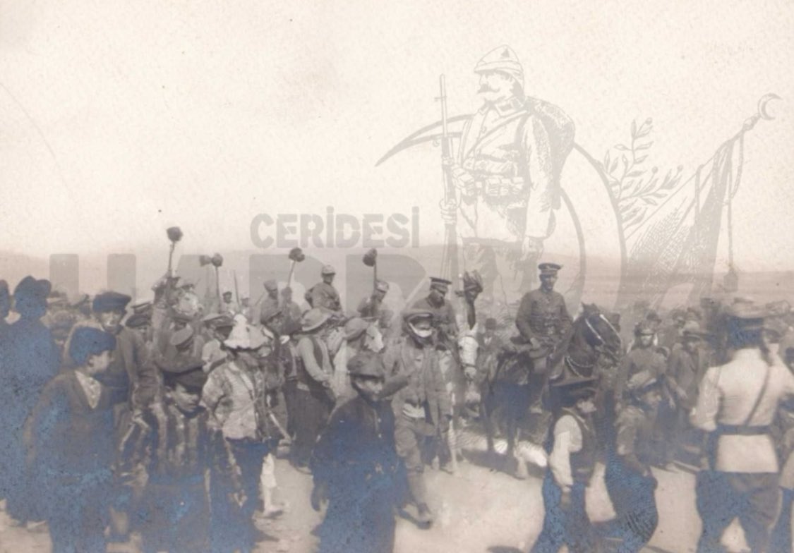 Kubilay’ın şehit edilme hadisesinde yer alan güruhların kesik başları Türk askerlerinin süngüsü üzerinde Menemen sokaklarında gezdiriliyor, 1930.