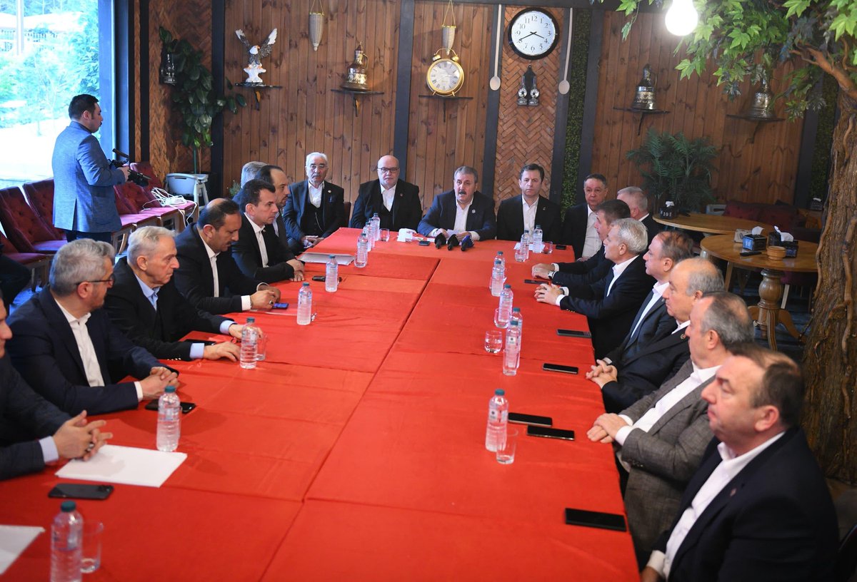 bbpgenelmerkez's tweet photo. Genel Başkanımız Sayın Mustafa Destici, Karadeniz Çalıştayı'nın son oturumunda gündeme dair açıklamalarda bulunduktan sonra Karadeniz Bölge Koordinasyon ve İstişare Toplantısı'na başkanlık ederek programı sonlandırdı.

Partimizin 21-22 Aralık tarihleri boyunca Trabzon/Uzungöl'de gerçekleştirdiği Karadeniz Çalıştayı'nın ülkemiz, milletimiz ve davamız için hayırlara vesile olmasını diliyoruz.

Büyük Birlik,
Büyük Türkiye. 🇹🇷