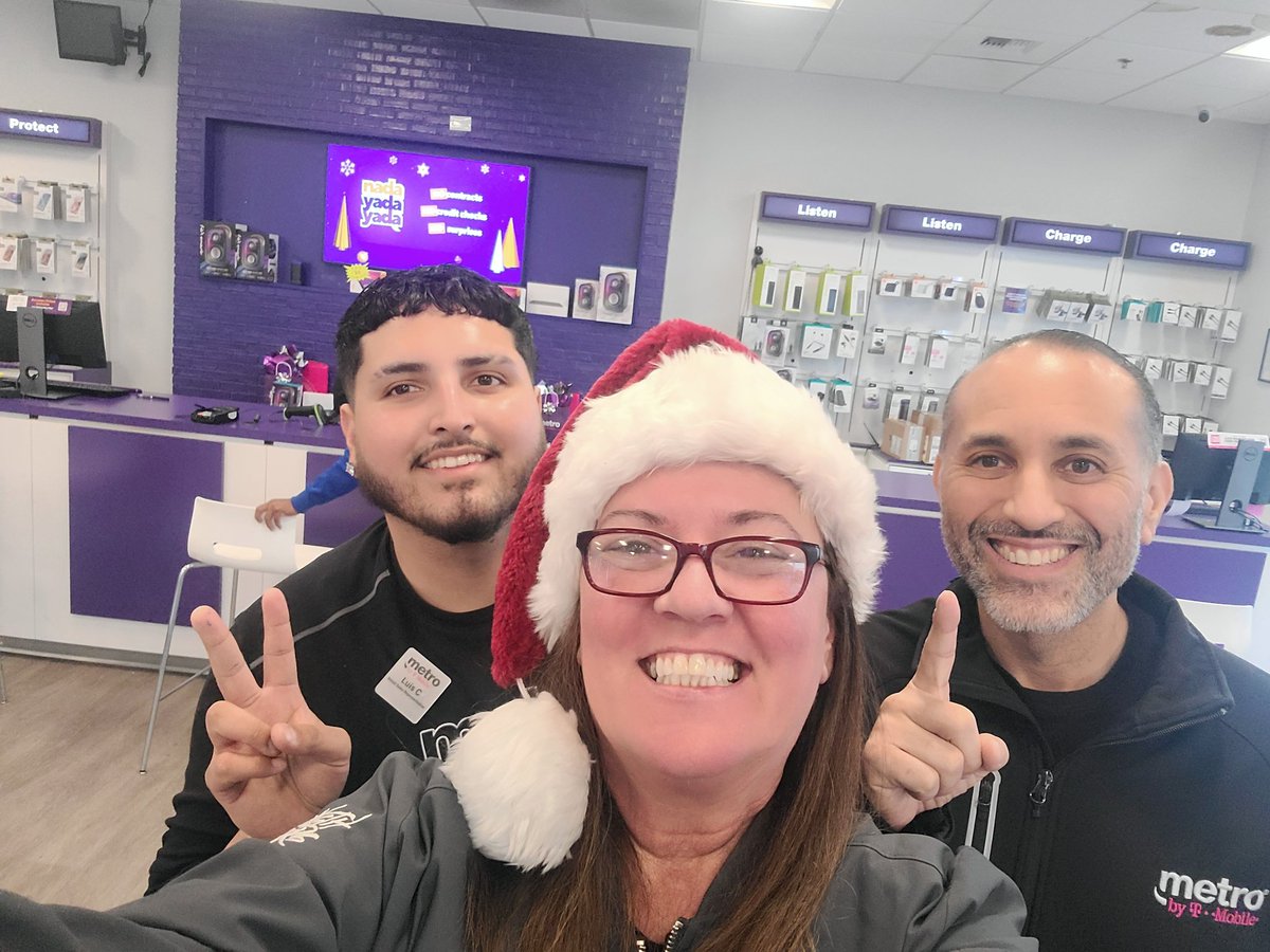 Happy holidays from Metro by T-Mobile field teams!  <a href="/JonFreier/">Jon Freier</a> <a href="/thayesnet/">Terry Hayes</a>