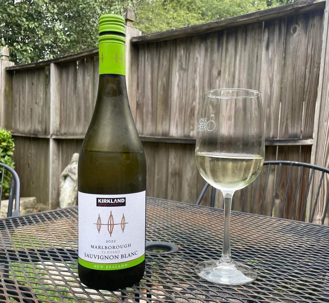 VPP_Podcast's tweet photo. Los vinos más caros no siempre son los mejores. Busca vinos que ofrezcan una gran relación calidad-precio; ¡puedes encontrar joyas inesperadas!

¿Un ejemplo? El Sauvignon Blanc de Kirkland, excelente relación precio-calidad https://t.co/l5cTTjYSya
